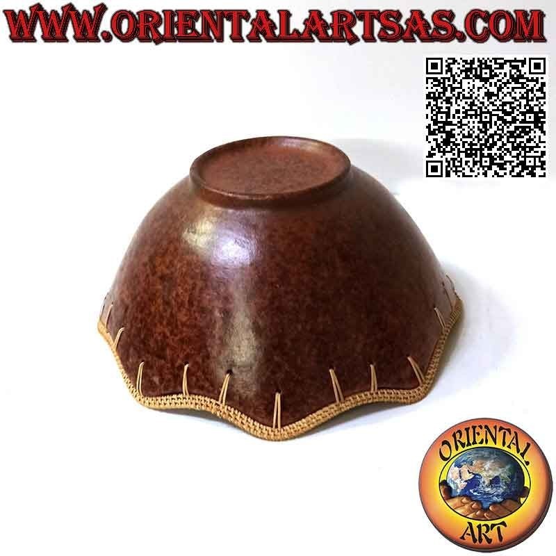 Ciotola degli aborigeni di Lombok in terracotta e bordo ondulato in midollino da 28 cm