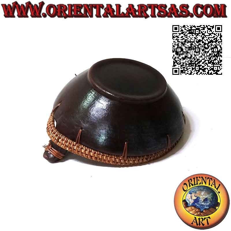 Ciotola svuotatasche di Lombok in terracotta scura con bordo di midollino e manici