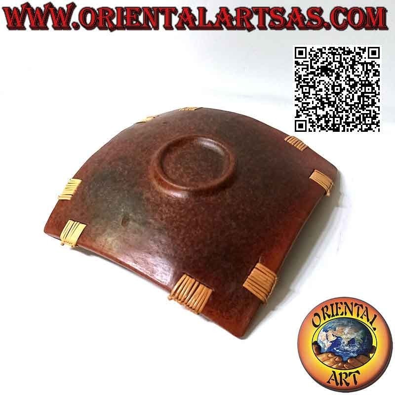 Bandeja valet Lombok cuadrada en terracota y mimbre en las esquinas de 25 cm