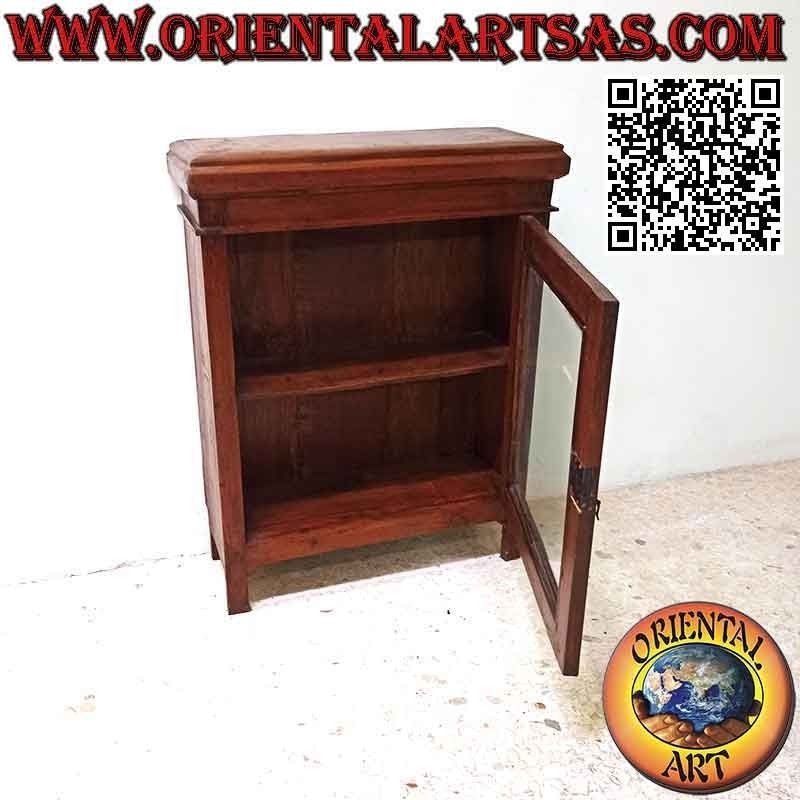 Vitrine antique avec deux étagères et une porte en bois de teck