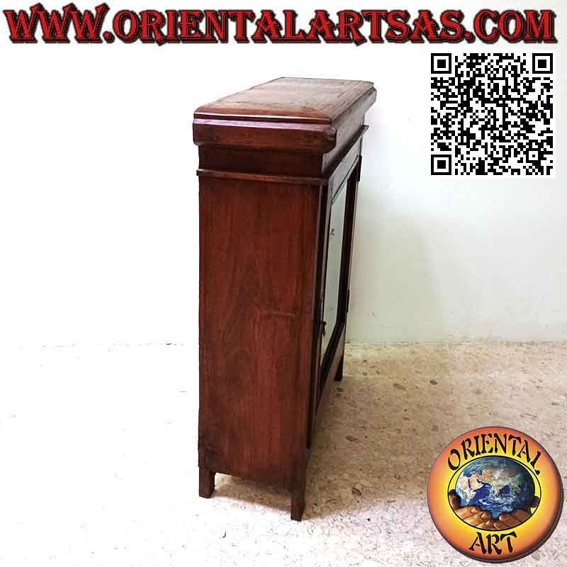Vitrina antigua con dos estantes y una puerta en madera de teca