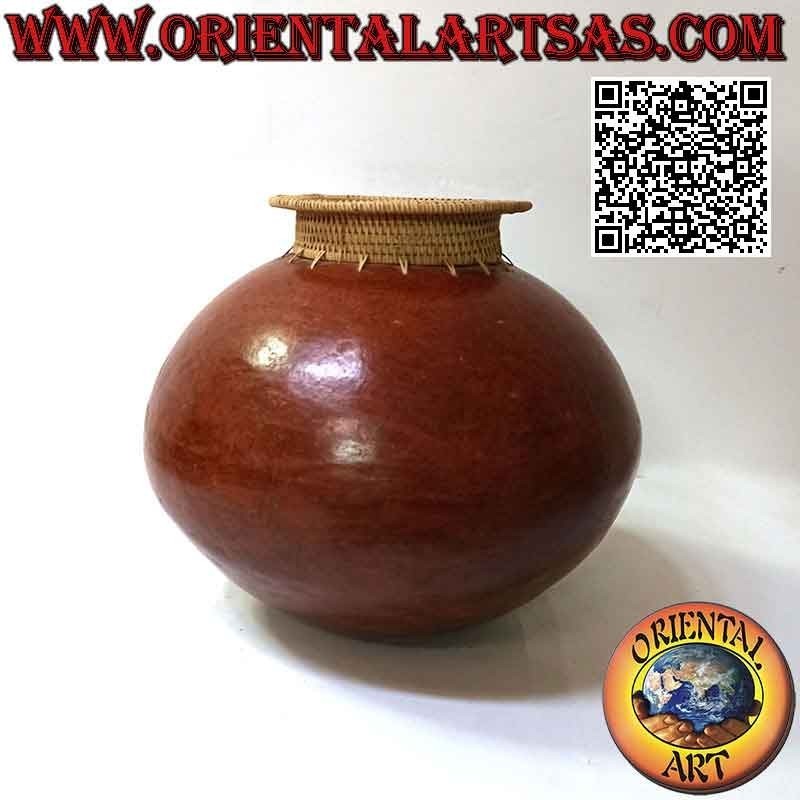 Spherical Lombok vase with terracotta with protruding mouth in wicker, handmade (25 cm and 30 cm ø)