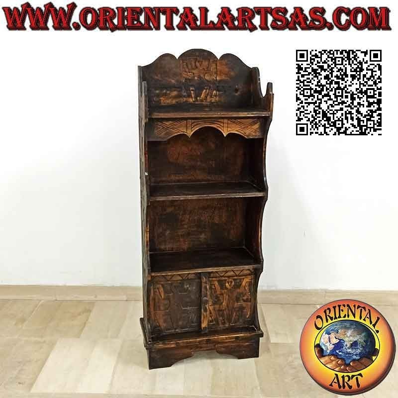 Libreria piccola a tre ripiani e due ante con figure indigene intagliate in legno di balsa (130x50x23)