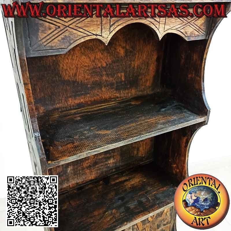 Librería pequeña de tres estantes y dos puertas con figuras indígenas talladas en madera de balsa (130x50x23)