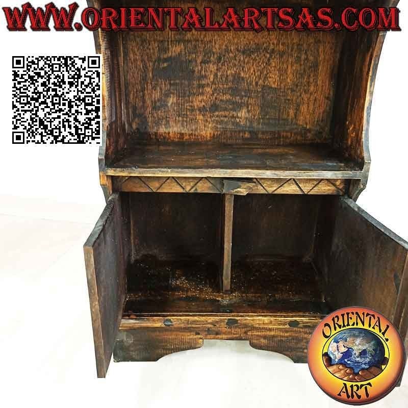 Librería pequeña de tres estantes y dos puertas con figuras indígenas talladas en madera de balsa (130x50x23)