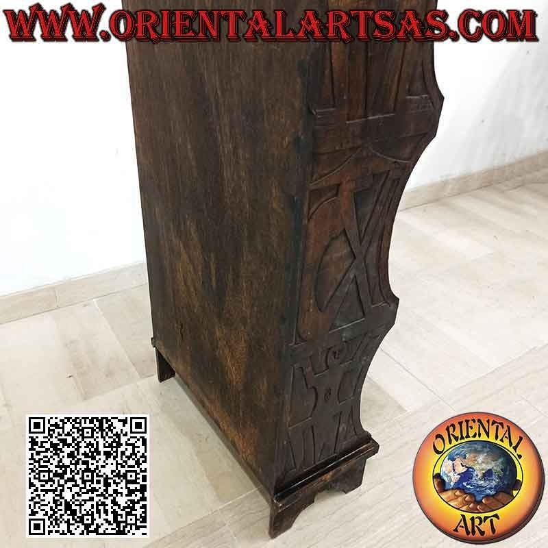 Libreria piccola a tre ripiani e due ante con figure indigene intagliate in legno di balsa (130x50x23)