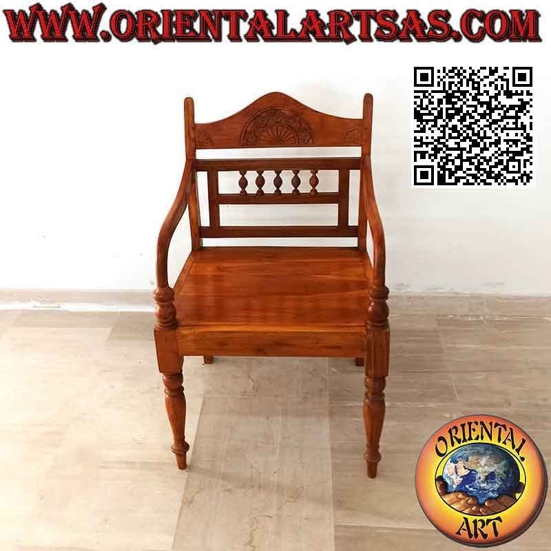 Fauteuil à rosace sculptée et colonnettes sur dossier en teck