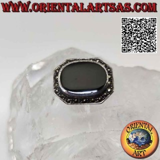 Broche de plata en forma de octógono alargado con un gran ónix ovalado rodeado de marcasita