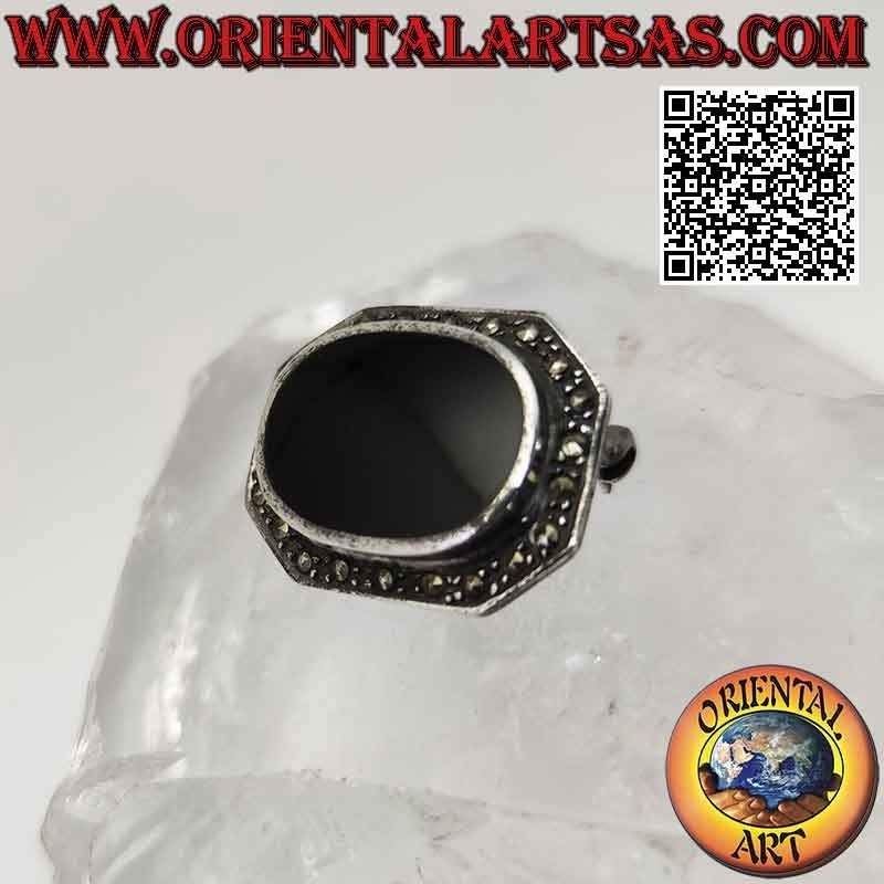 Broche de plata en forma de octógono alargado con un gran ónix ovalado rodeado de marcasita
