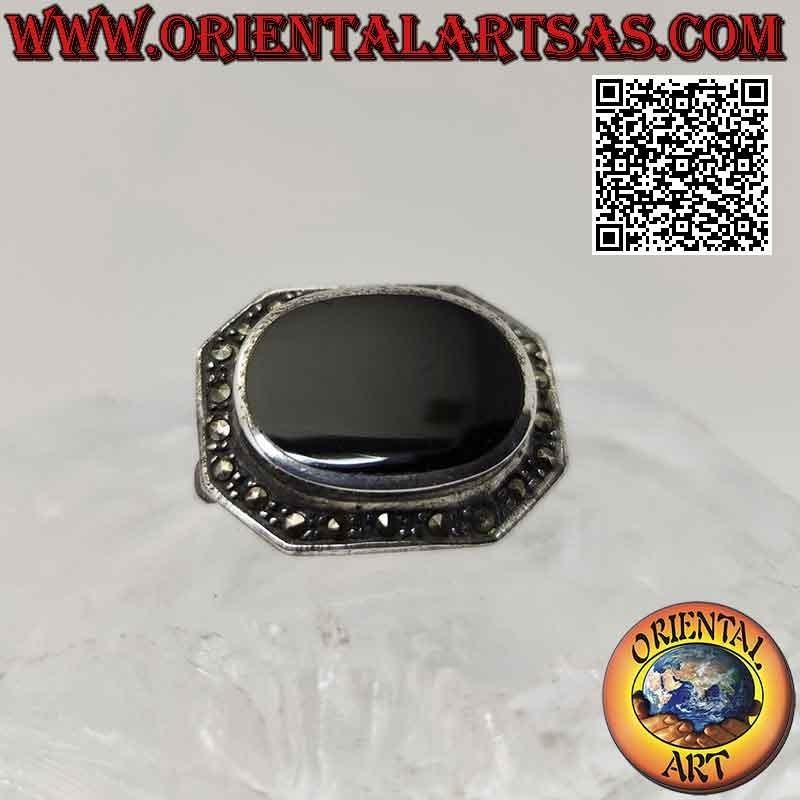 Broche en argent en forme d'octogone allongé avec un grand onyx ovale entouré de marcassite