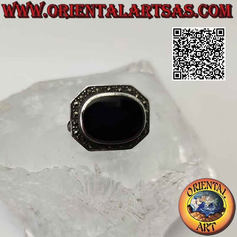 Broche de plata en forma de octógono alargado con un gran ónix ovalado rodeado de marcasita