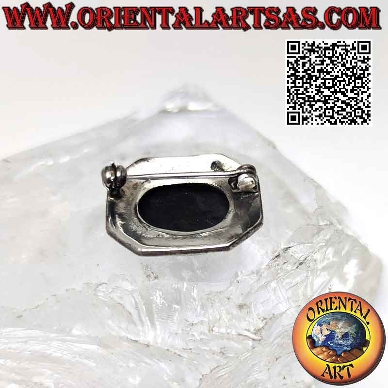 Silberbrosche in Form eines länglichen Achtecks ​​mit einem großen ovalen Onyx umgeben von Markasit