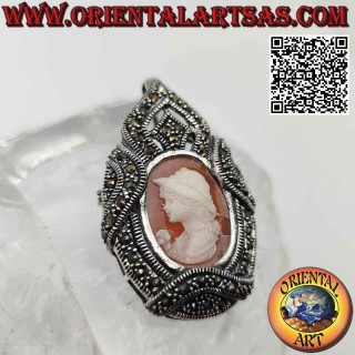 Spilla ciondolo in argento con cammeo del fanciullo col fiore e cornice tempestata di marcassite