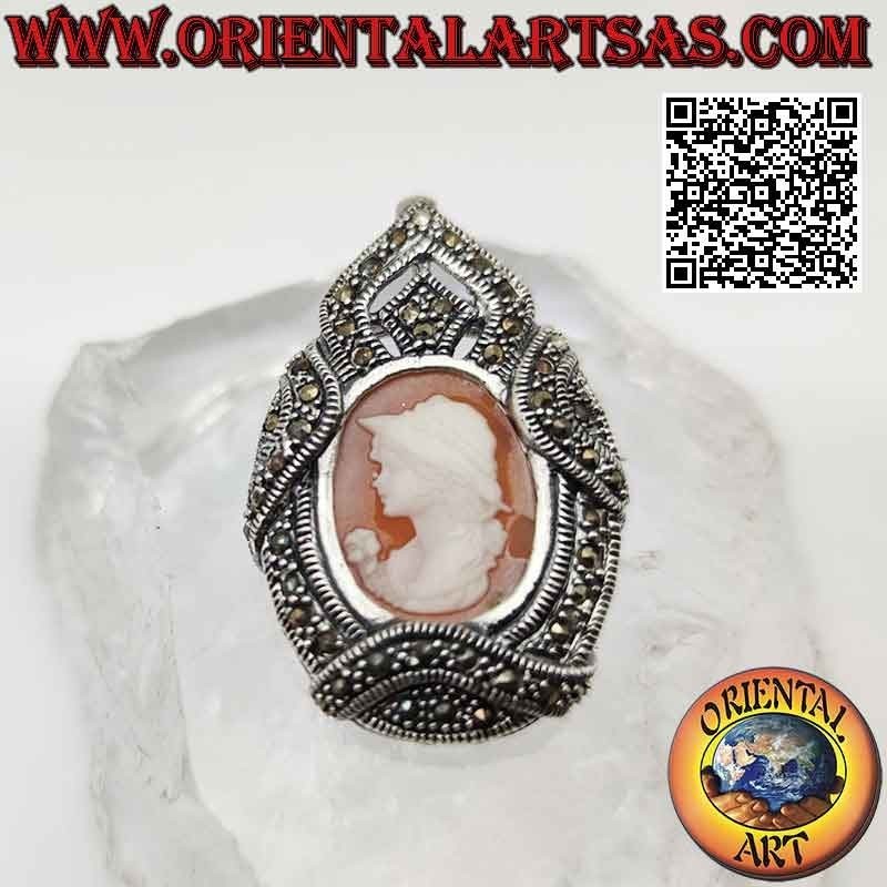 Broche colgante de plata con camafeo de niño con flor y marco tachonado de marcasita