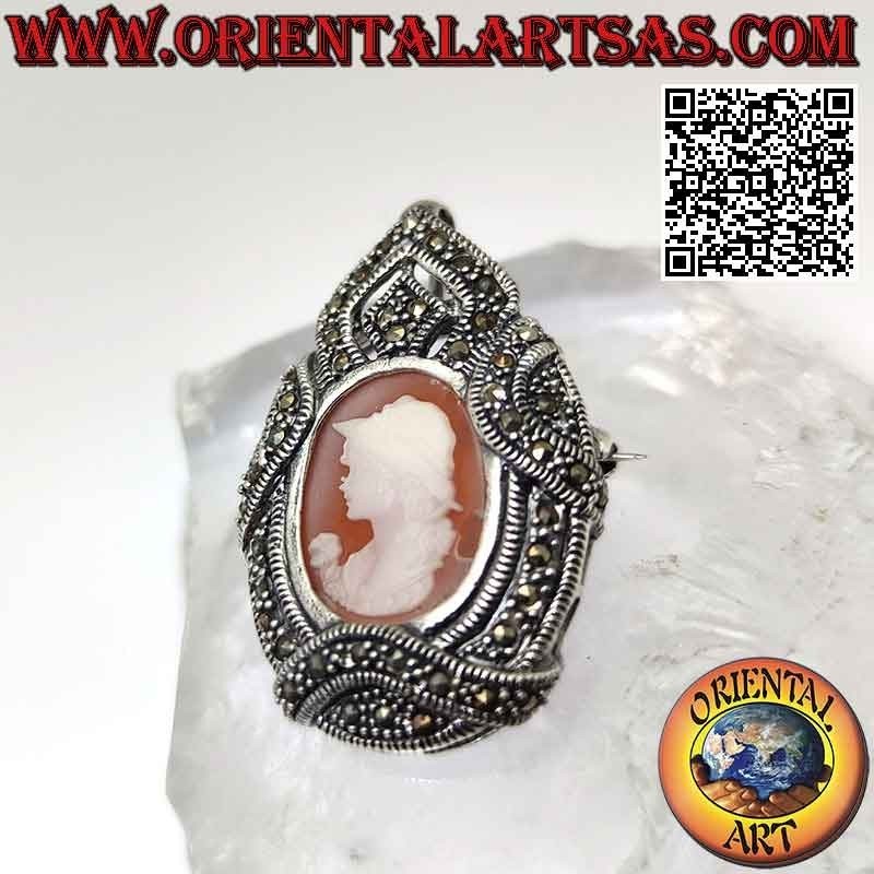 Broche colgante de plata con camafeo de niño con flor y marco tachonado de marcasita