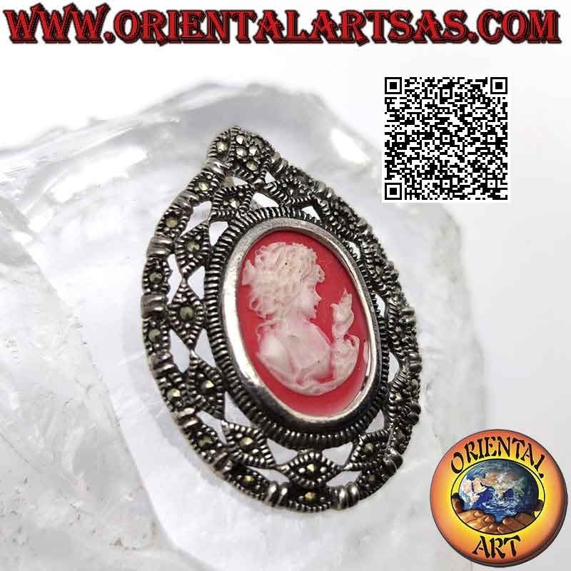 Colgante de plata con camafeo ovalado de la matrona con cala y marco perforado tachonado de marcasita