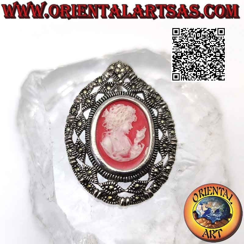 Pendentif en argent avec camée ovale de la matrone avec lys calla et cadre perforé parsemé de marcassite