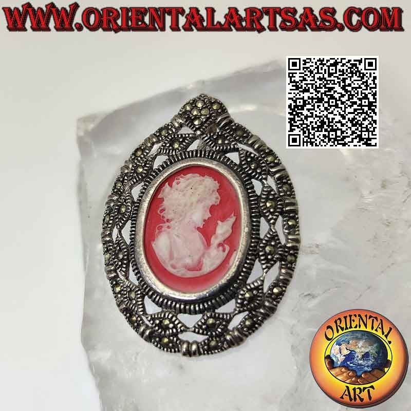 Colgante de plata con camafeo ovalado de la matrona con cala y marco perforado tachonado de marcasita