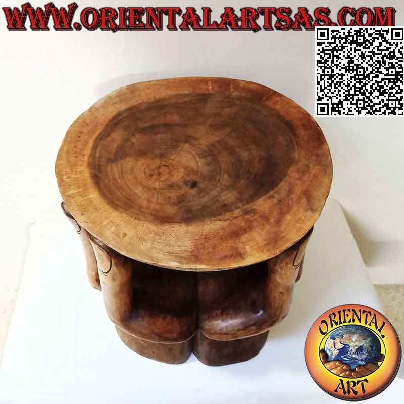 Mesa de salón redonda con escultura de dos manos sosteniendo la tapa de madera de suar (48x 46x 42)