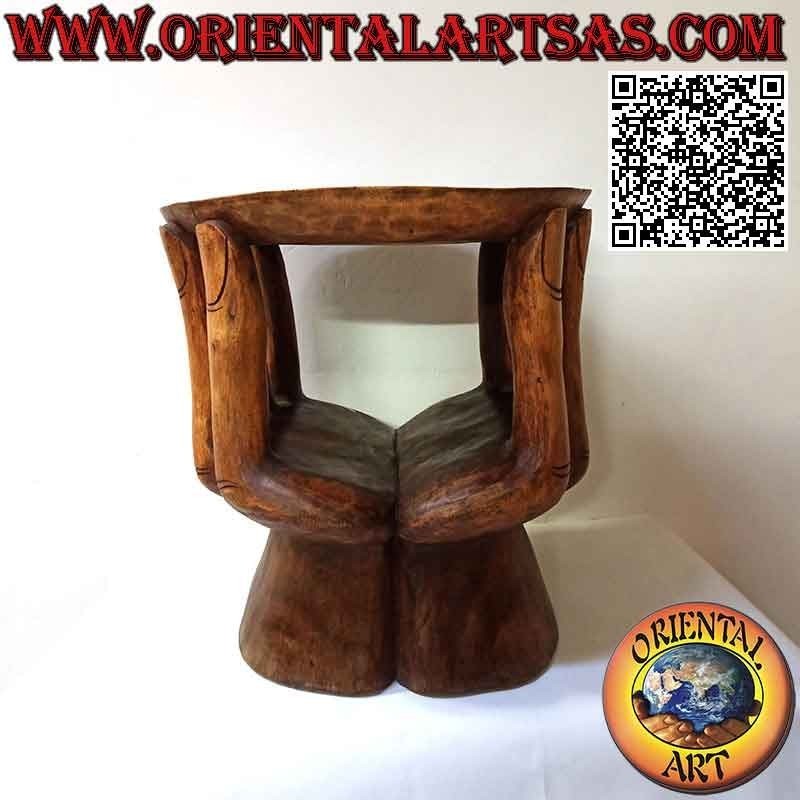 Table de salon ronde avec sculpture de deux mains soutenant le plateau en bois de suar (48x 46x 42)