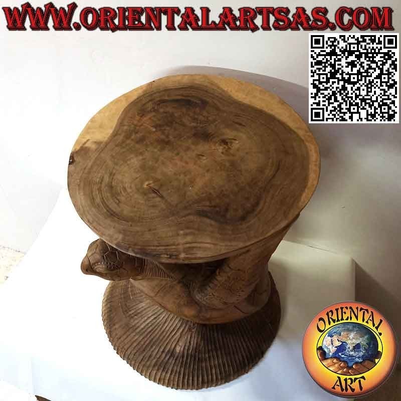 Mesa escultura redonda para salón, tortuga apoyando la tapa de madera de suar (52x 39x 40)