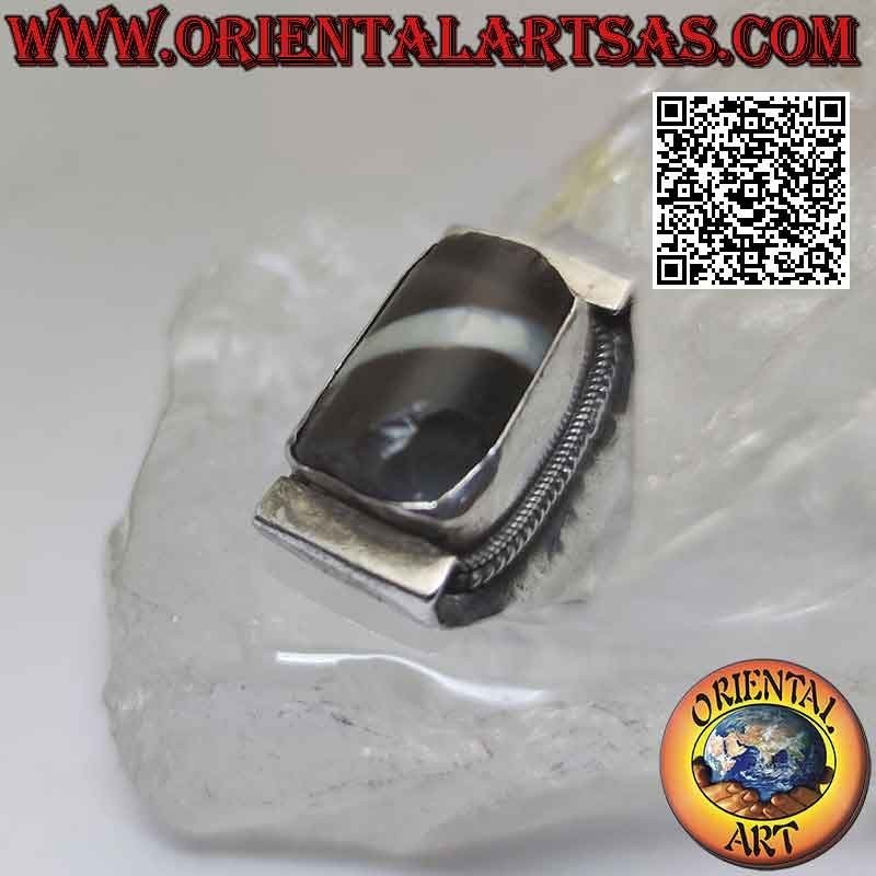 Bague en argent avec ancienne agate tibétaine Dzi des années 1900 sur monture traditionnelle népalaise