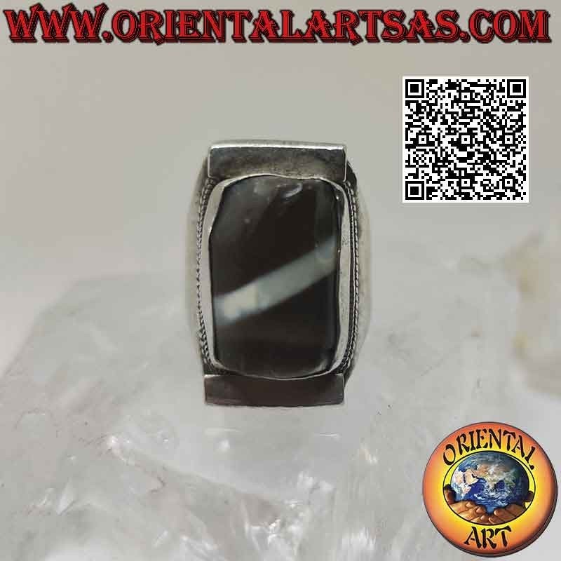 Bague en argent avec ancienne agate tibétaine Dzi des années 1900 sur monture traditionnelle népalaise