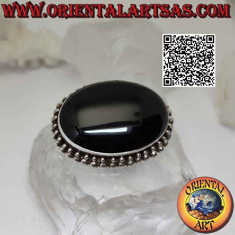 Broche en argent 925‰ avec grand cabochon ovale en onyx entouré de deux rangées de boules en croissance