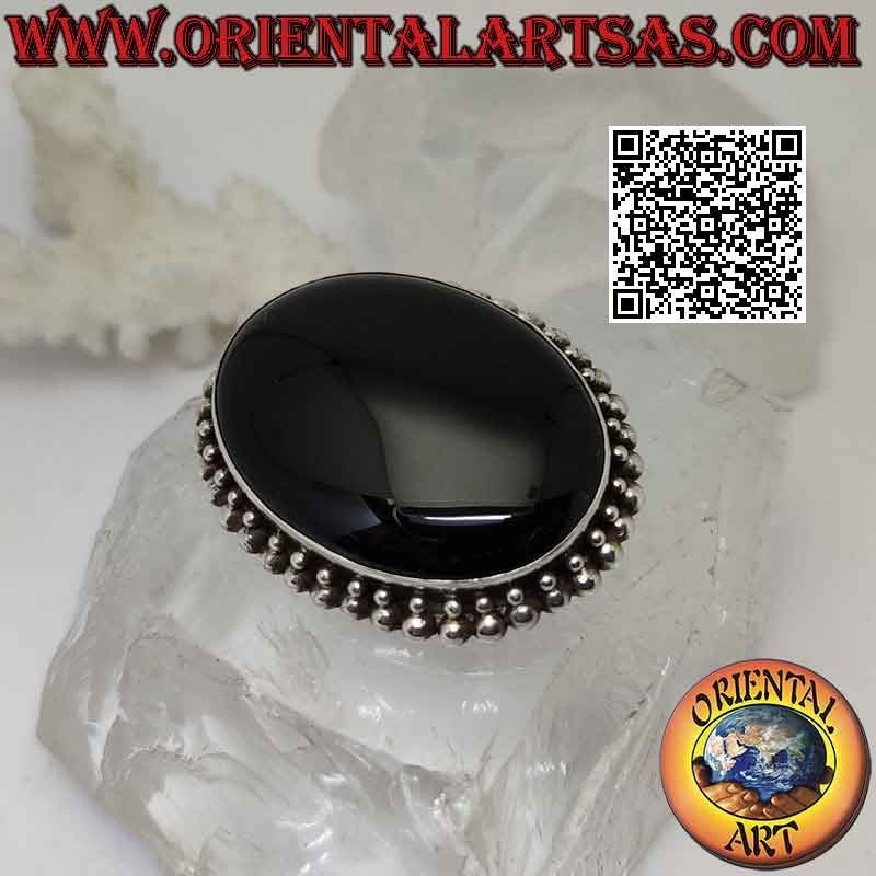 Broche en argent 925‰ avec grand cabochon ovale en onyx entouré de deux rangées de boules en croissance