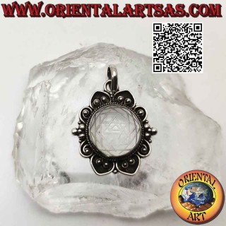 colgante de plata con mandalas grabado en el cristal de roca