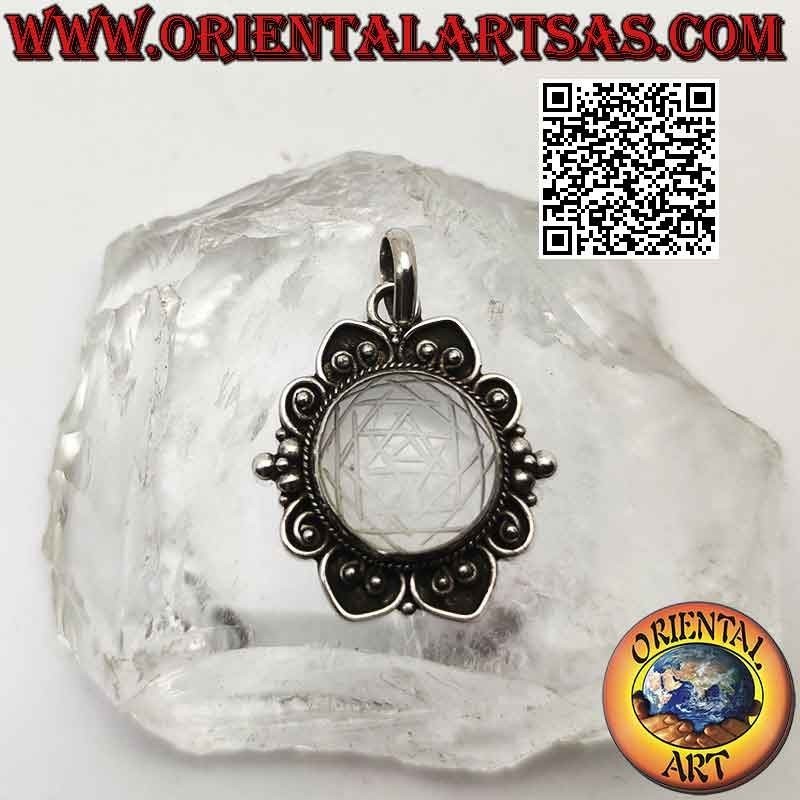 ciondolo in argento con mandala inciso su cristallo di rocca