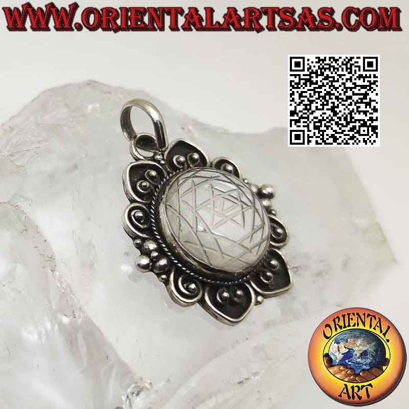 pendentif en argent avec mandalas gravé sur le cristal de roche