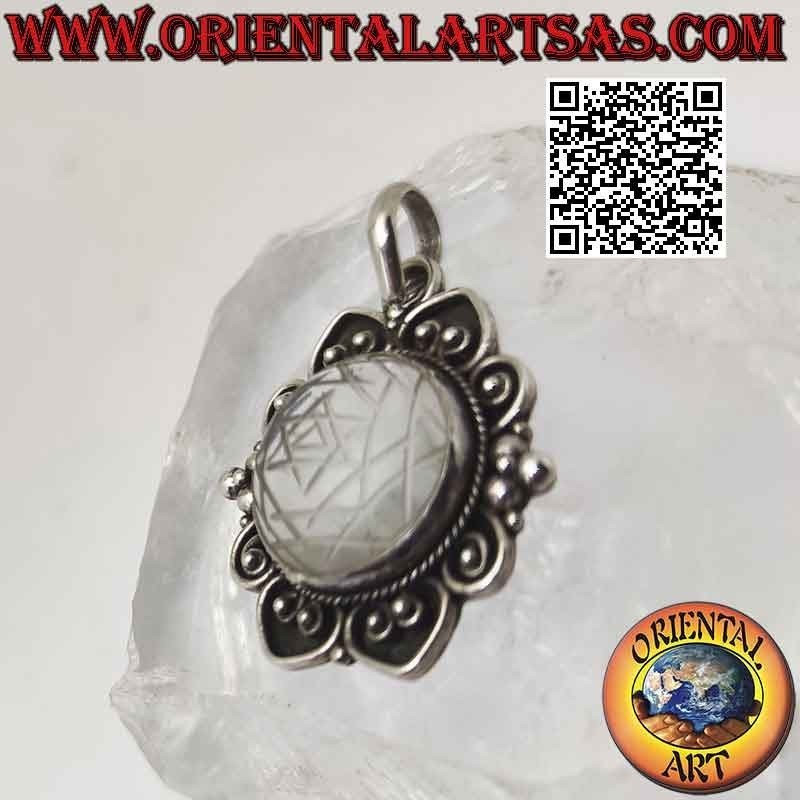 colgante de plata con mandalas grabado en el cristal de roca