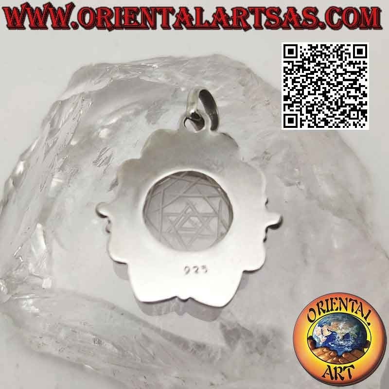 pendentif en argent avec mandalas gravé sur le cristal de roche