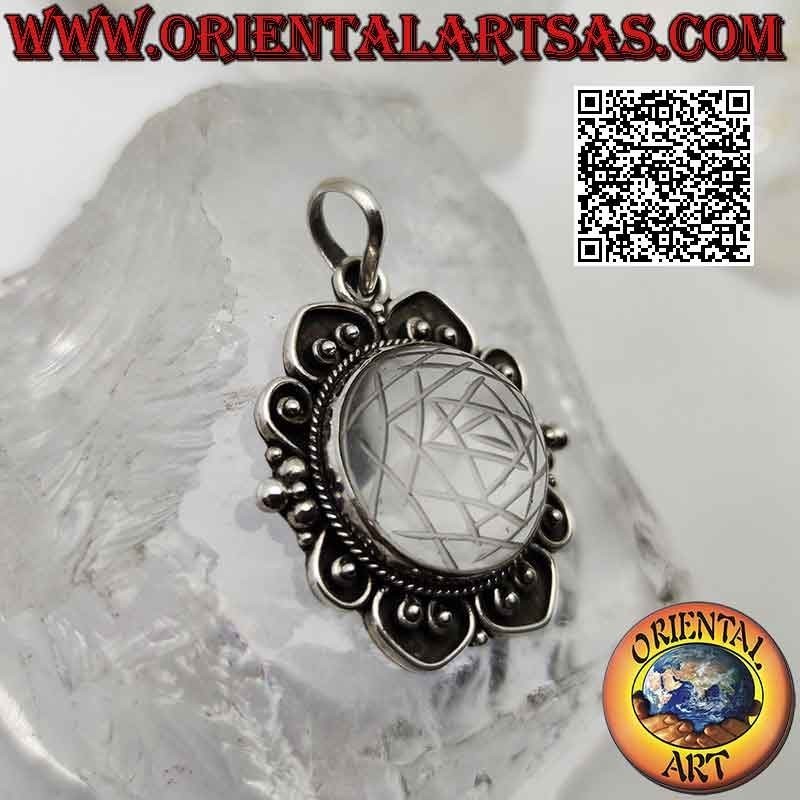 Colgante de plata con mandala de Sri Yantra grabada en cabujón redondo de cristal de roca en engaste barroco