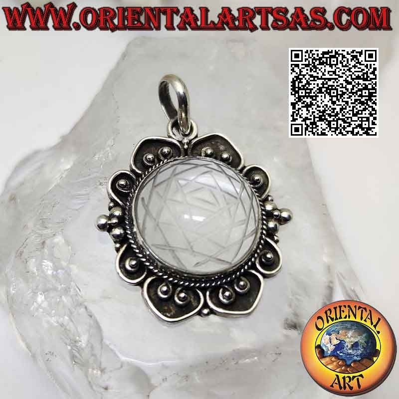 Ciondolo in argento con mandala Sri Yantra inciso su cristallo di rocca tondo cabochon su montatura barocca