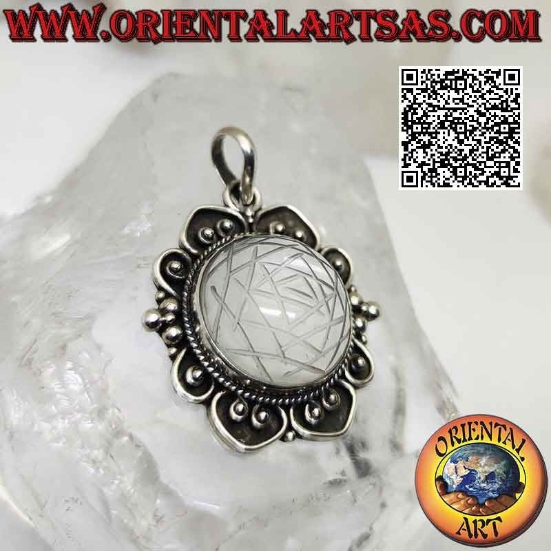 Colgante de plata con mandala de Sri Yantra grabada en cabujón redondo de cristal de roca en engaste barroco