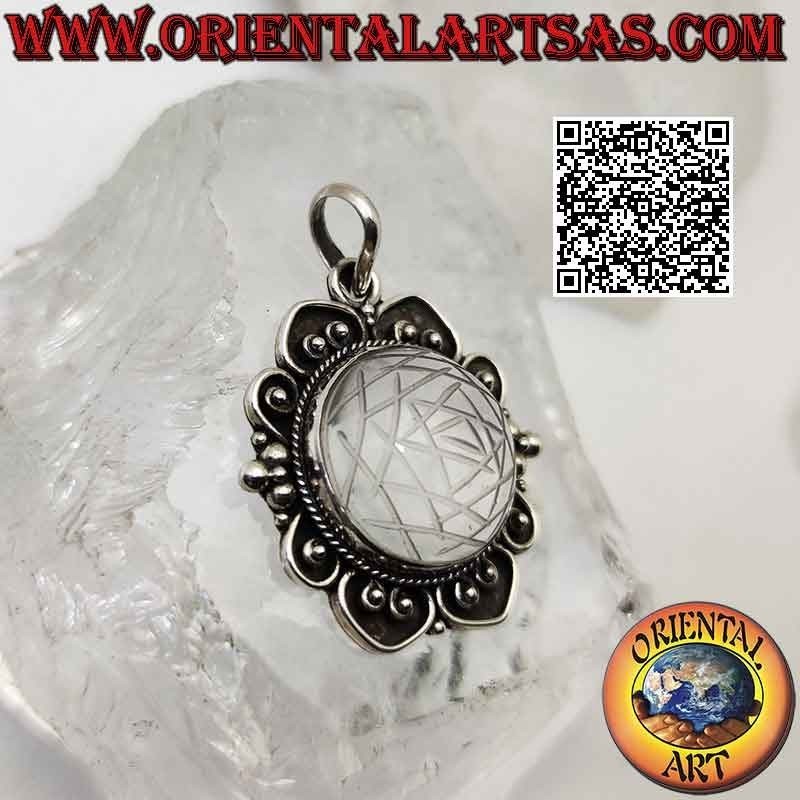 Ciondolo in argento con mandala Sri Yantra inciso su cristallo di rocca tondo cabochon su montatura barocca