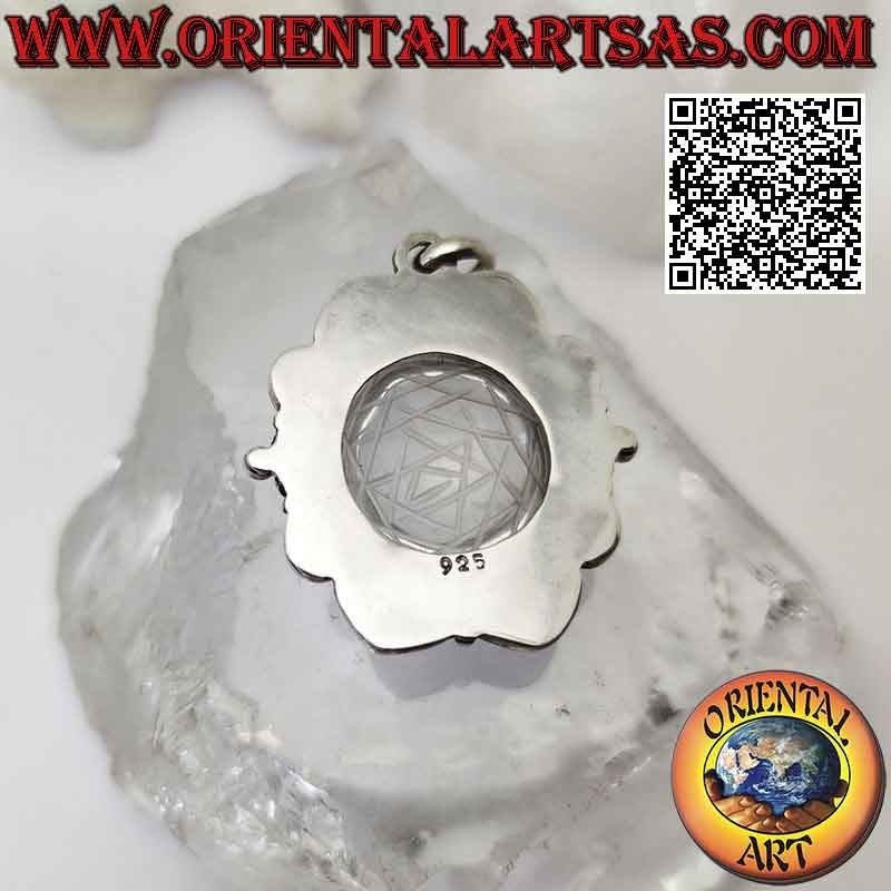 Pendentif en argent avec mandala Sri Yantra gravé sur cabochon rond en cristal de roche sur monture baroque