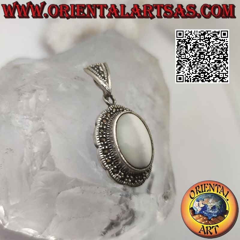 Ciondolo in argento con Madreperla ovale cabochon su montatura ondulata tempestata di marcassite