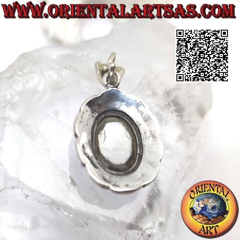 Pendentif en argent avec cabochon ovale en nacre sur une monture ondulée parsemée de marcassite