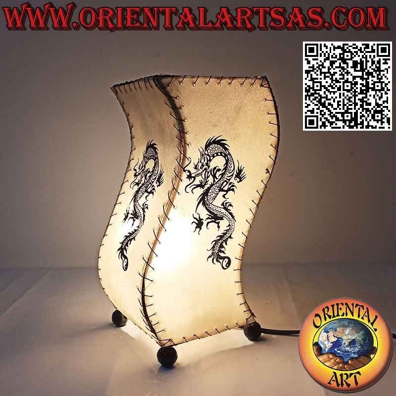 Ethnische Tischlampe "S-Welle" mit quadratischem Sockel mit bemaltem Drachen, in Tierhaut 30 cm