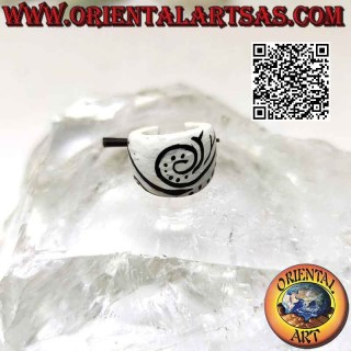 Boucles d'oreilles créoles bois en croissance 14 mm, blanc avec décor noir