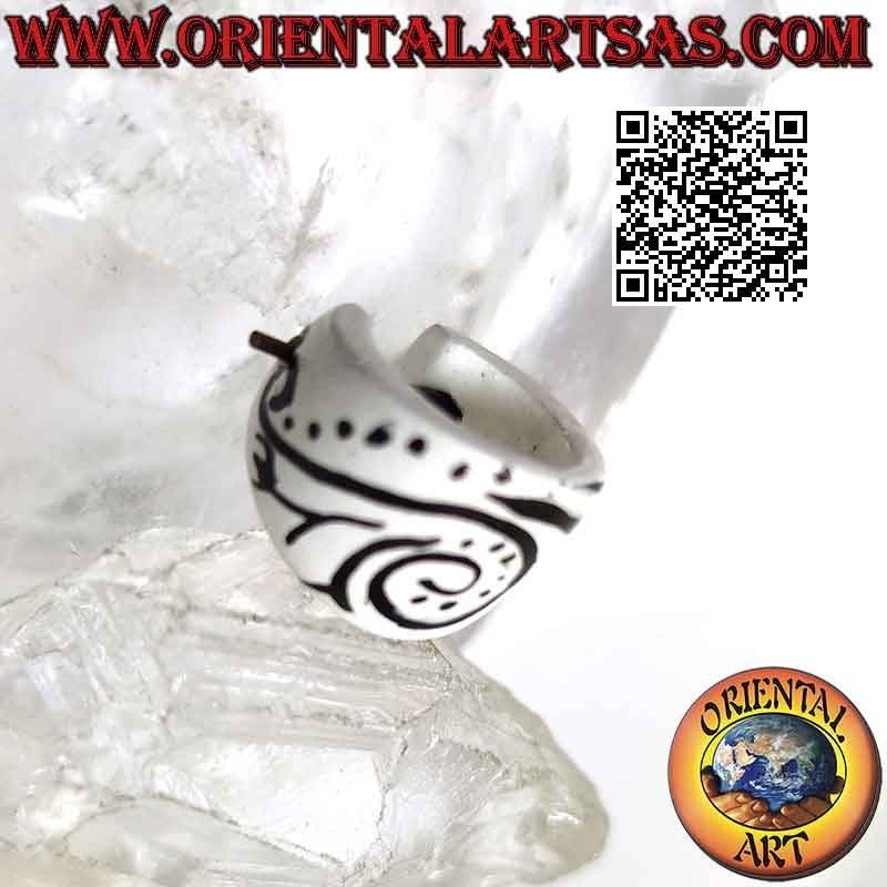 14 mm wachsende Creolen aus Holz, weiß mit schwarzer Verzierung