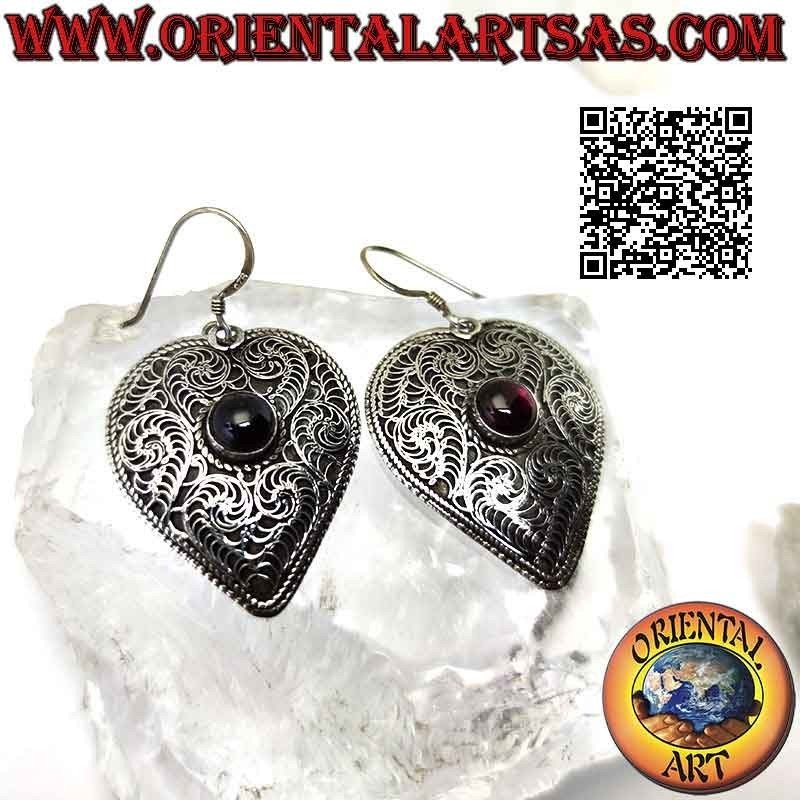 Boucles d'oreilles cœur en argent décorées en filigrane d'un grenat rond central (faites à la main au Népal)