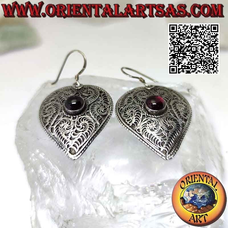 Pendientes corazón de plata decorados en filigrana con granate redondo central (hechos a mano en Nepal)