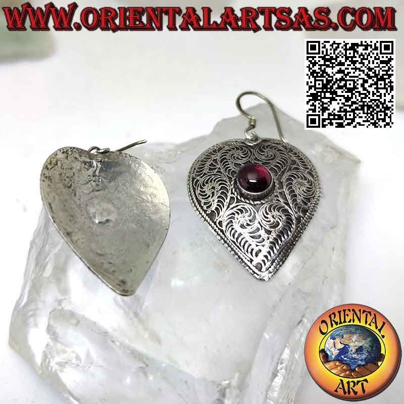 Pendientes corazón de plata decorados en filigrana con granate redondo central (hechos a mano en Nepal)