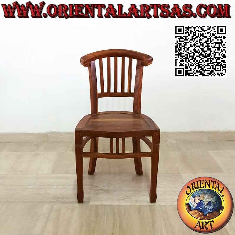 Silla de respaldo bajo con forma curva y listones de madera de teca
