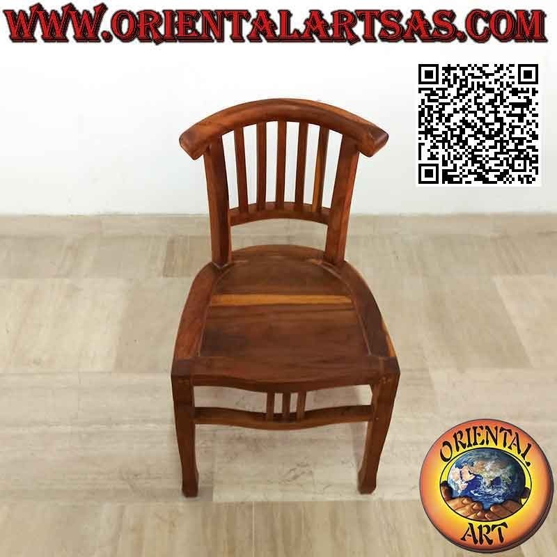 Silla de respaldo bajo con forma curva y listones de madera de teca