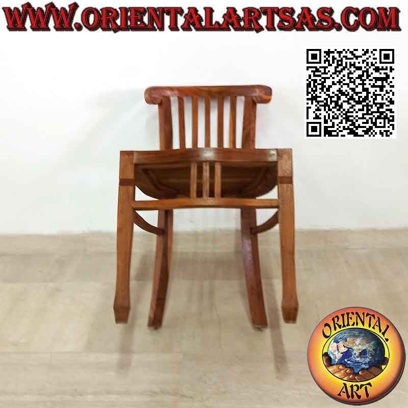 Silla de respaldo bajo con forma curva y listones de madera de teca